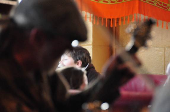 Apreciando a música e a janela em café de Port Townsend, no estado de Washington, nos Estados Unidos